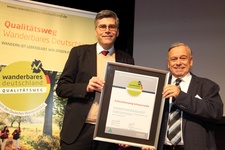 Von links Landrat Dr. Martin Kistler, Dr. Hans-Ulrich Rauchfuß, Präsident des Deutschen Wanderverbands. Von links Landrat Dr. Martin Kistler, Dr. Hans-Ulrich Rauchfuß, Präsident des Deutschen Wanderverbands.